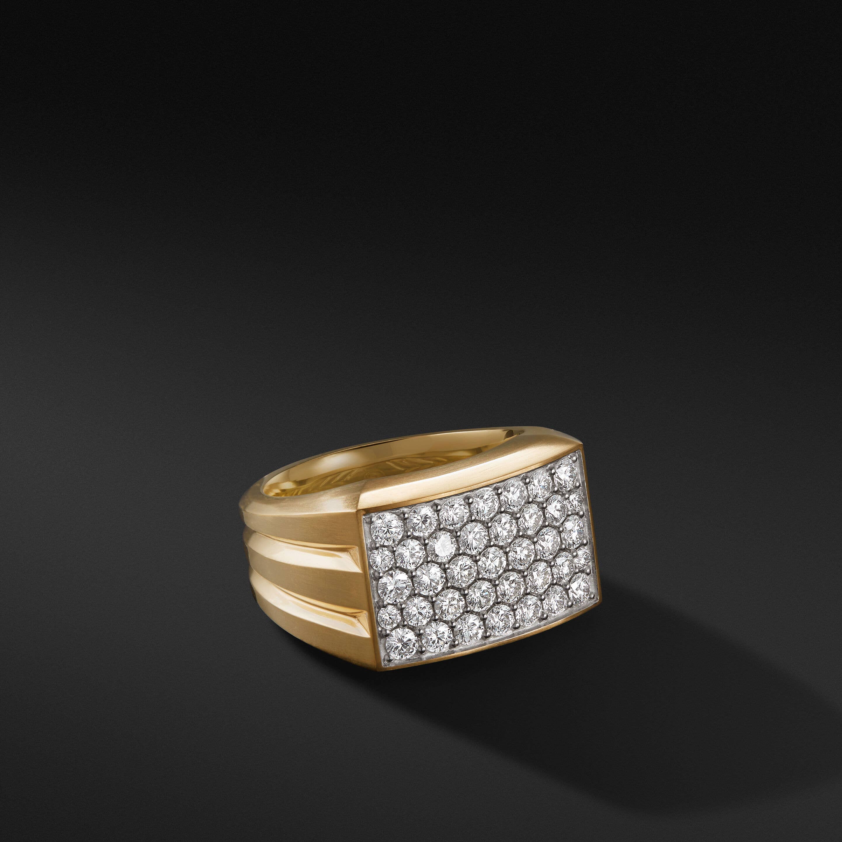 Beveled Signet Ring in 18K Yellow Gold with Pavé Diamonds