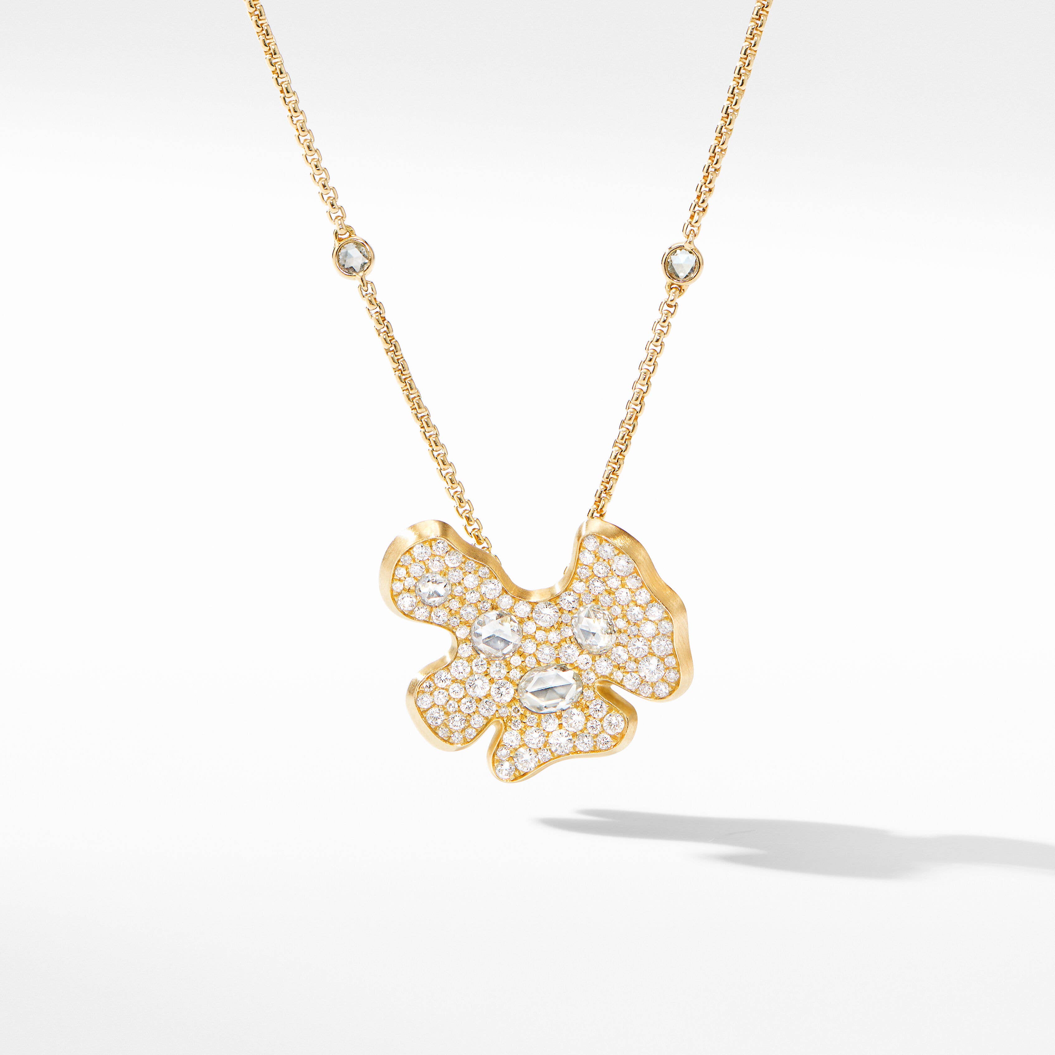 Day Petals Pendant Necklace in Yellow Gold with Diamonds