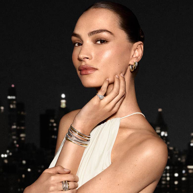 Mannequin portant des bracelets superpos&eacute;s.