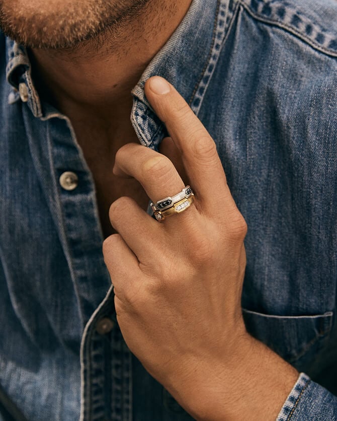 Mannequin portant une bague David Yurman.