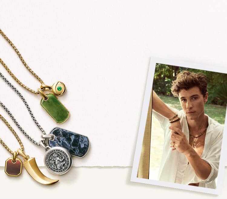 Photo de Shawn Mendes portant une sélection d’amulettes et de pendentifs.