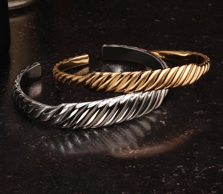 Une photo de quatre bracelets aux contours torsadés pour femme.