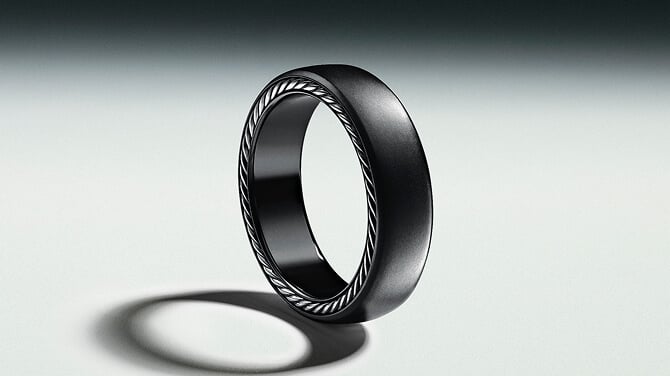 Une alliance David Yurman en or pour homme.