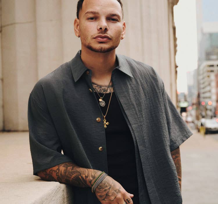 An image of Kane Brown wearing Shipwreck.