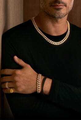 A model wearing a David Yurman Curb Chain necklace.