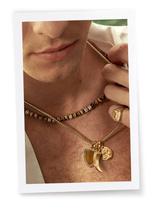 Photo de Shawn Mendes portant des amulettes David Yurman sur une chaîne en or.