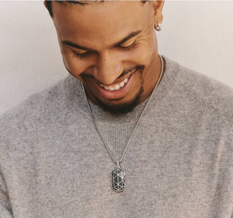 An image of Francisco Lindor wearing faceted tag with black diamonds.