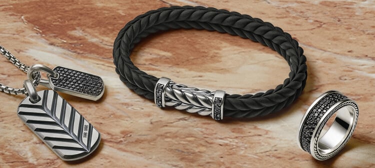 Deux colliers en forme de c&oelig;ur David Yurman.