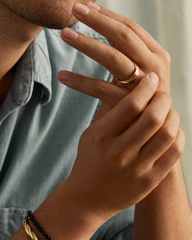 Mannequin portant une bague David Yurman en or.