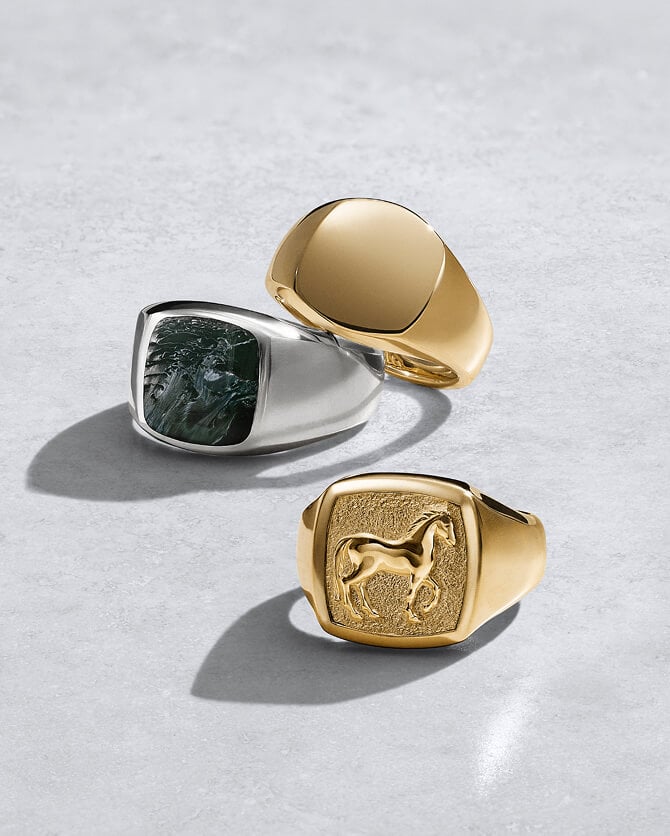 Trois bagues de petit doigt David Yurman.