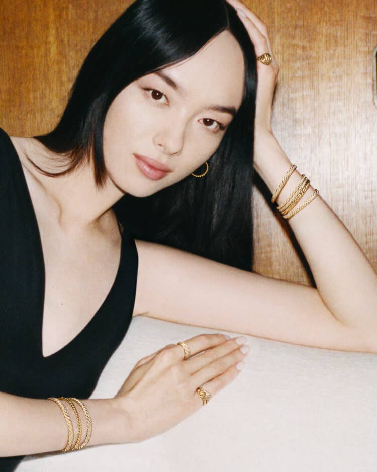 Fei Fei Sun porte des bracelets et des bagues en torsade sculptée David Yurman.