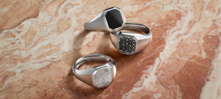 Deux colliers en forme de c&oelig;ur David Yurman.