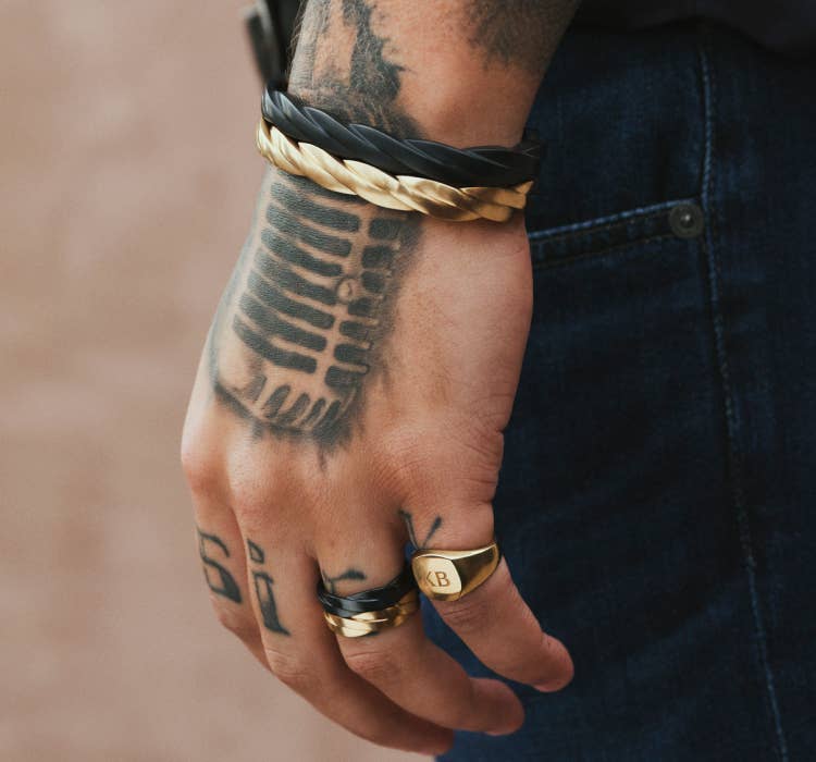 An image of Kane Brown wearing Helios.