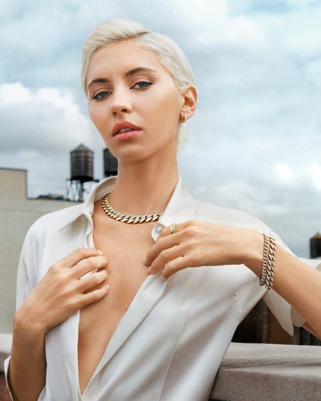 Iris Law wearing David Yurman Curb Chain jewelry.