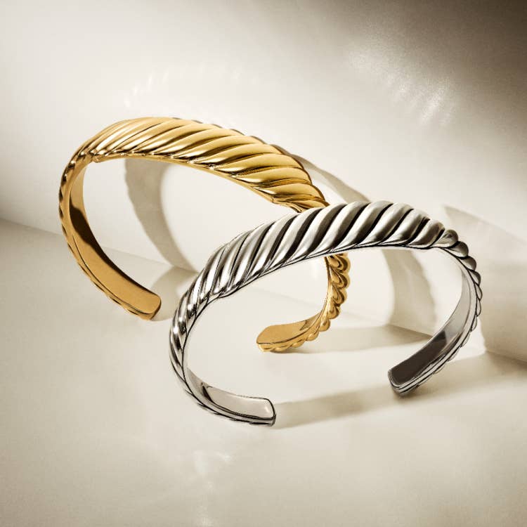 An image of Scarlett wearing gold necklace and bracelet.