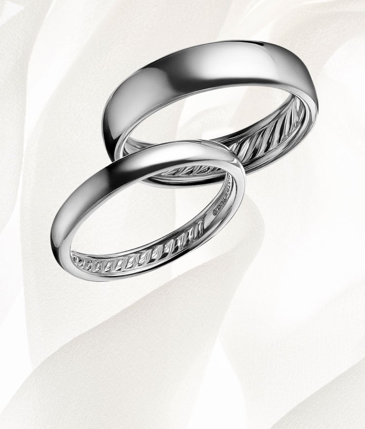 Photo de deux anneaux David Yurman lisses en platine.