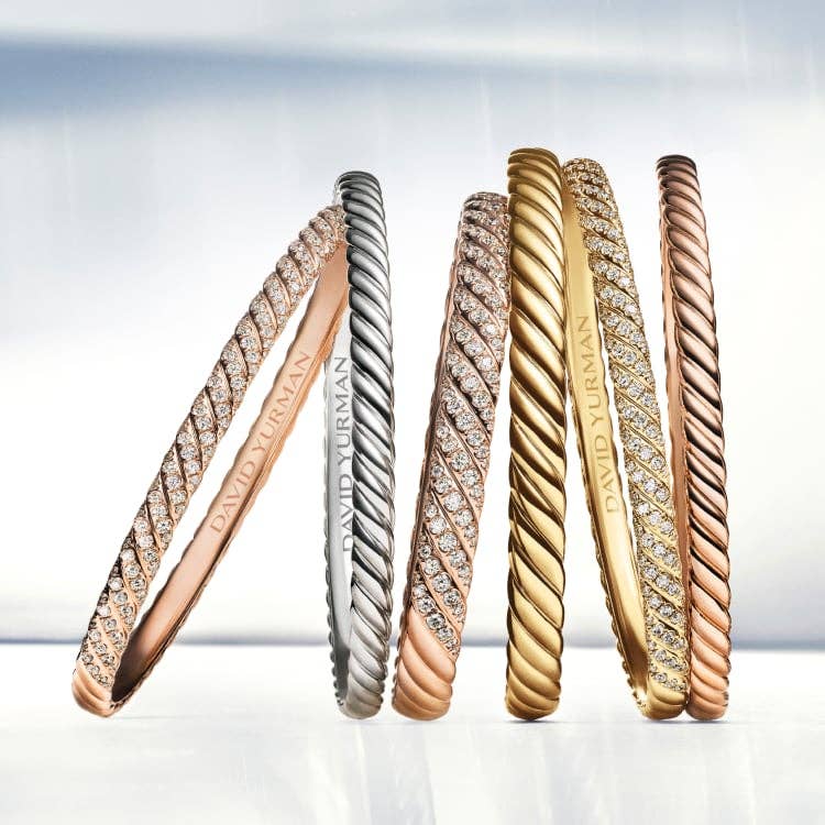 Une photo de bracelets torsade sculptée signés David Yurman.