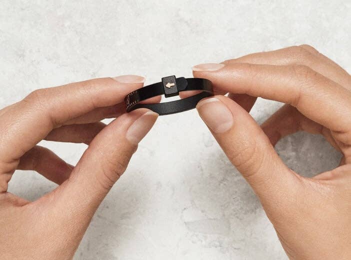 Making a loop with the David Yurman Ring Sizer.