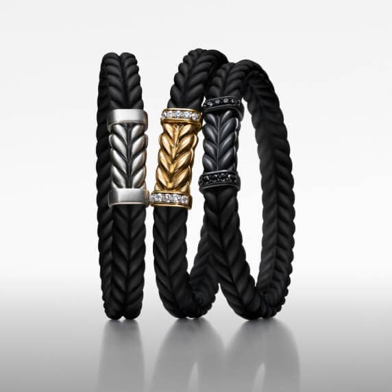 Trois bracelets Chevron en caoutchouc noir David Yurman.