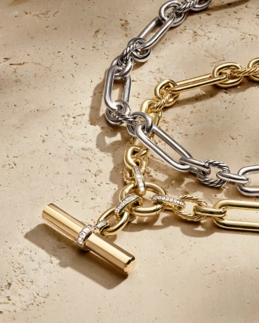 Un collier chaîne Lexington de David Yurman en or et un en argent.