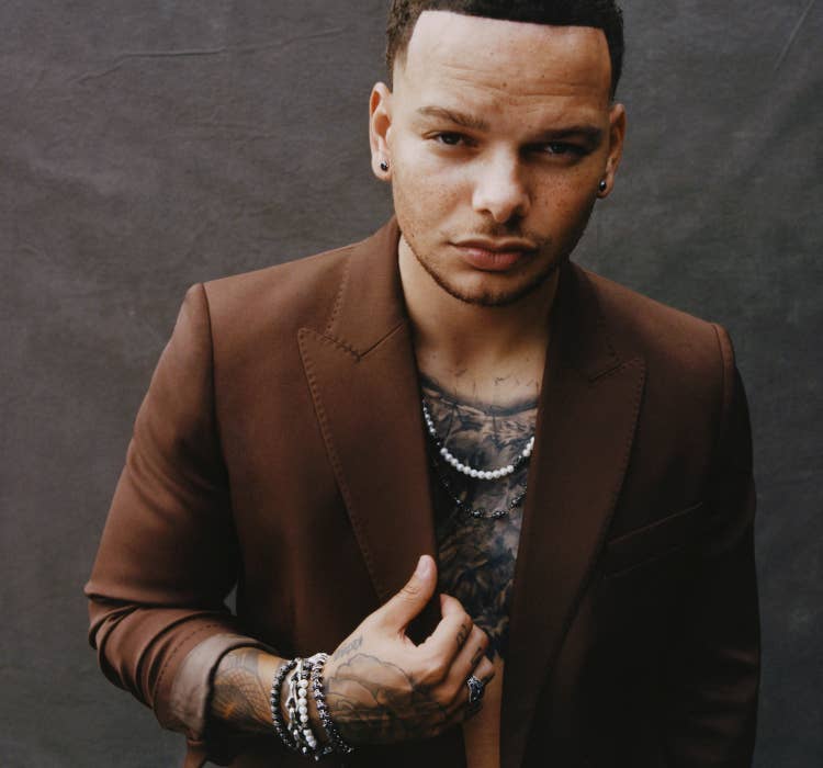 An image of Kane Brown wearing curb chain bracelets and necklaces.