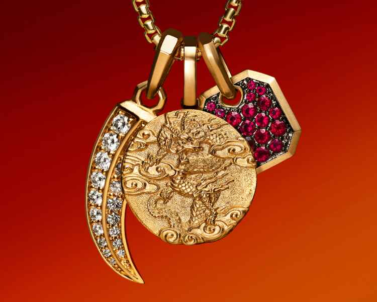 Une image de l’amulette dragon et d’autres amulettes  de David Yurman.