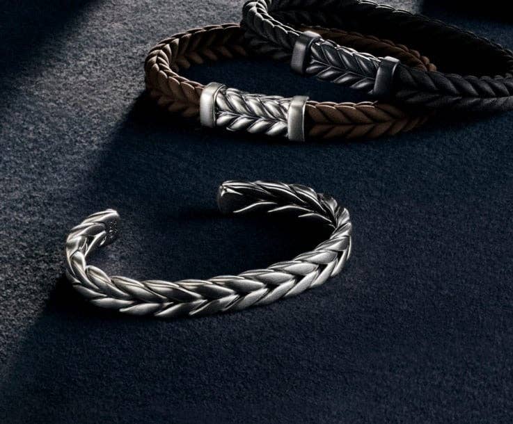 Une photo de trois bracelets à chevrons.