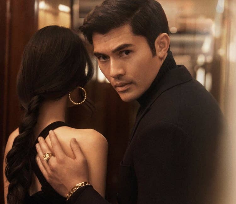 Une photo de Henry Golding en compagnie d’une femme portant des bijoux DY.