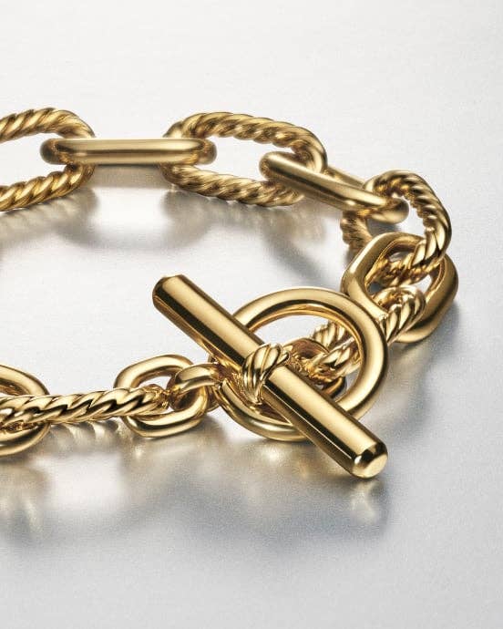 Bracelet David Yurman Madison à fermoir en T en or jaune.