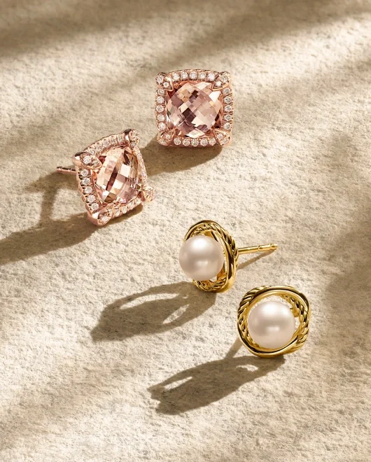 Deux paires de boucles d’oreilles David Yurman. Une sertie de pierres roses et l’autre de perles.