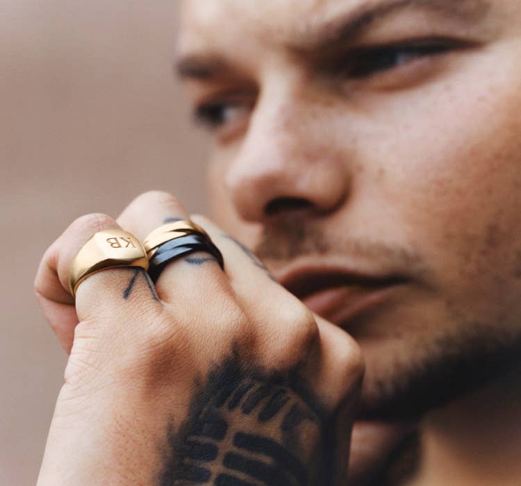 An image of Kane Brown wearing Helios.