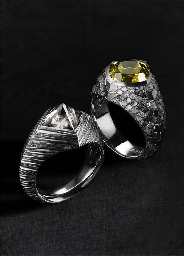 Anneau signature EY avec tourmaline jaune-vert.